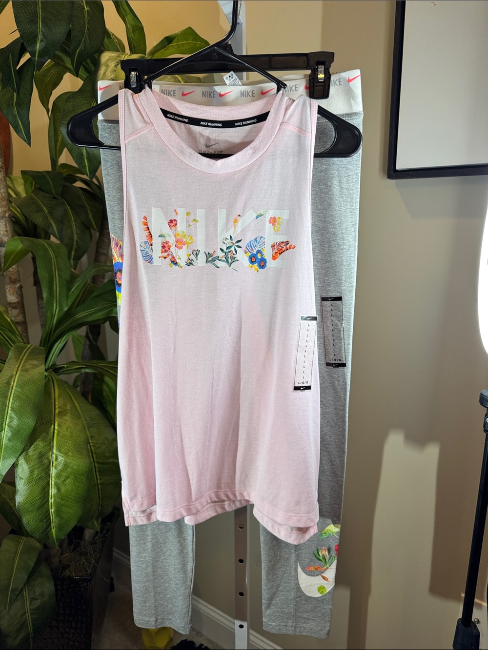 Women’s 2/ Piece set Pink Floral Logo Tank Top W/Leggings size L Nike brand